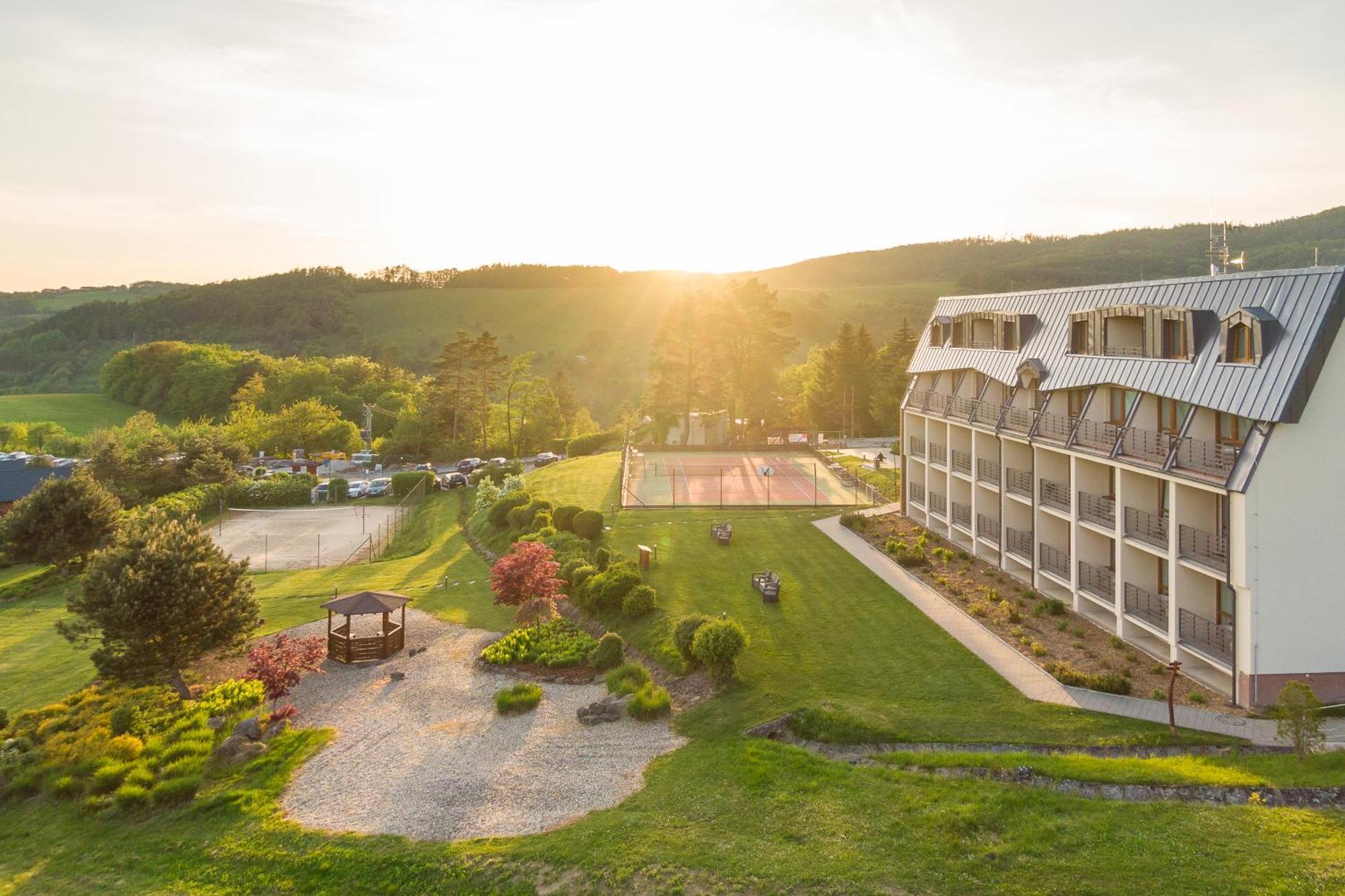 Hotel Vega Luhačovice Buitenkant foto